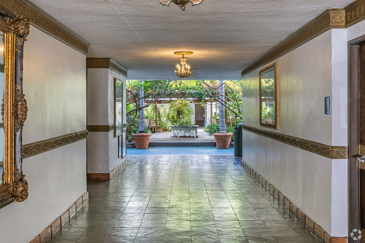 Plaza level, front of building, great exposure off lobby, private bathroom.